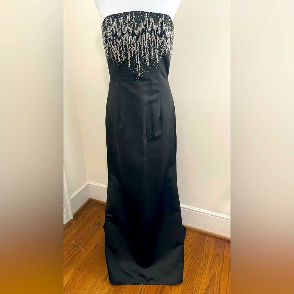 Formal/Prom dress - slim fit w/short train- Sz 8
